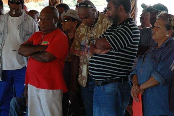 L'USTKE surveille KNS