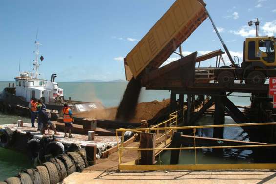 Le minéralier de la SMSP en cours de chargement