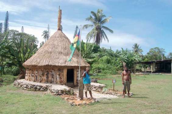 La case du district de Bayes a fière allure