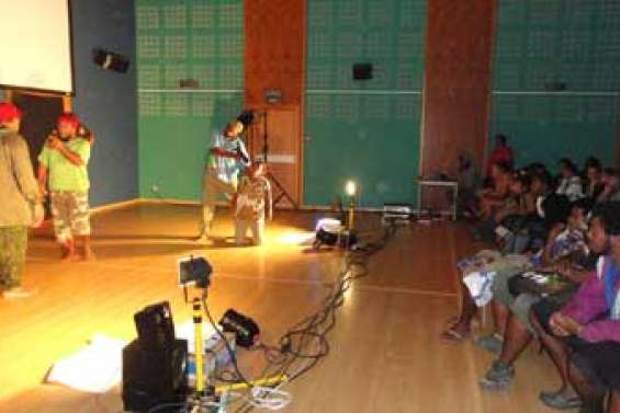 Les collégiens attentifs avant l'assaut