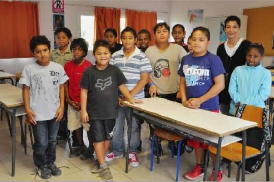 Les CM2 dans  la cour des grands