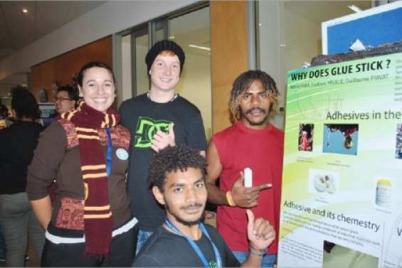 « Pourquoi la colle colle ? »