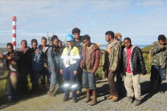 De futurs employés en visite  à l'usine de Vavouto