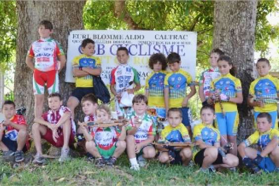 Rencontre entre jeunes cyclistes