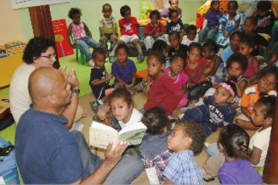 Bébé bouquine  aussi en tribu