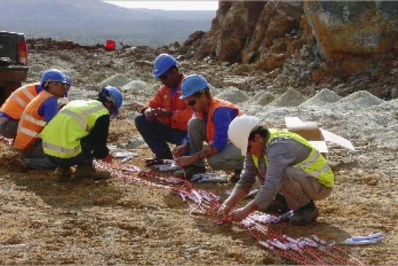 Les mains dans la poudre