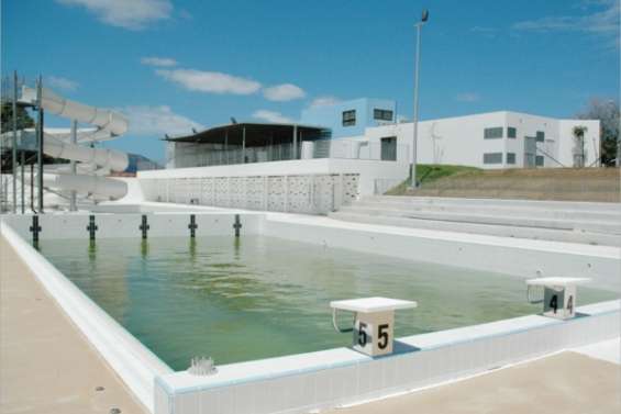 Le centre sort la tête de l'eau