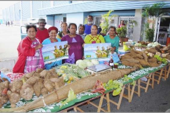 Une igname  de deux mètres