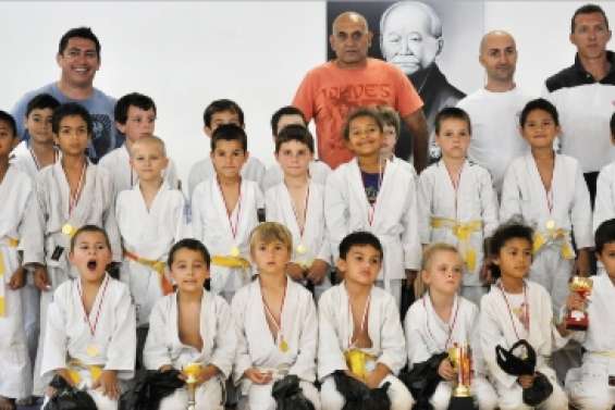 Cent judokas sur le tatami