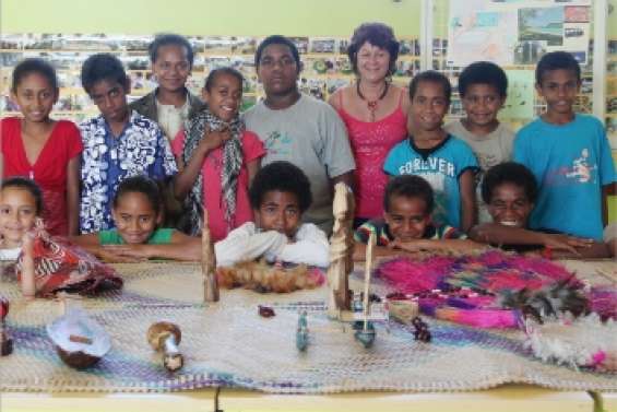 Atitu tisse des liens au Vanuatu