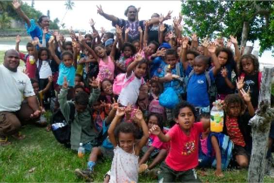 Les petits écoliers s'amusent avant les vacances