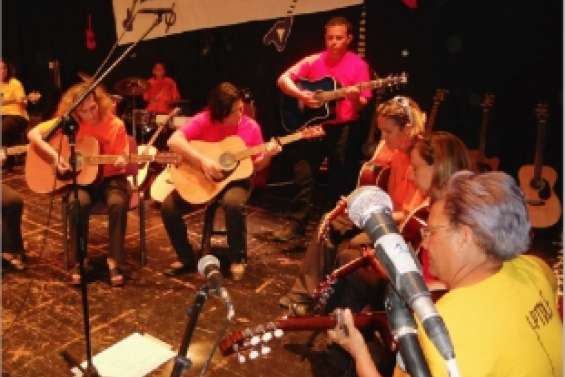 La guitare démange la Petite troupe