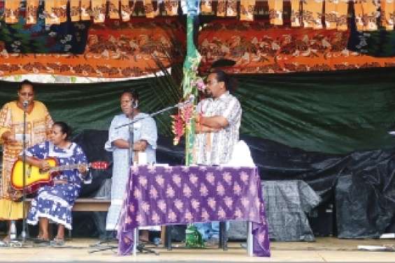 La mer fait briller Goro