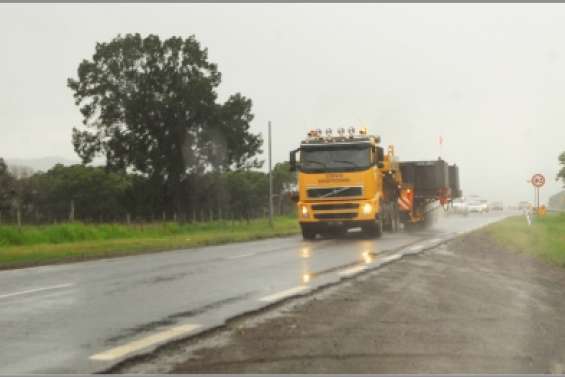 Au pas derrière  le convoi