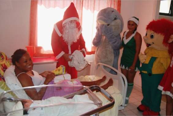 Père Noël en blouse blanche