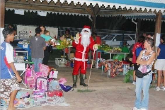 Un marché en nocturne