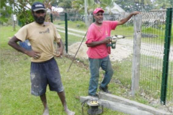Une clôture flambant neuve  à la gendarmerie