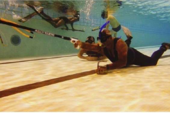 Tireurs en piscine à Koutio