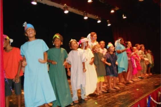 Les enfants se jettent à l'eau