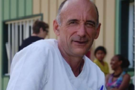 Un nouveau médecin  au dispensaire