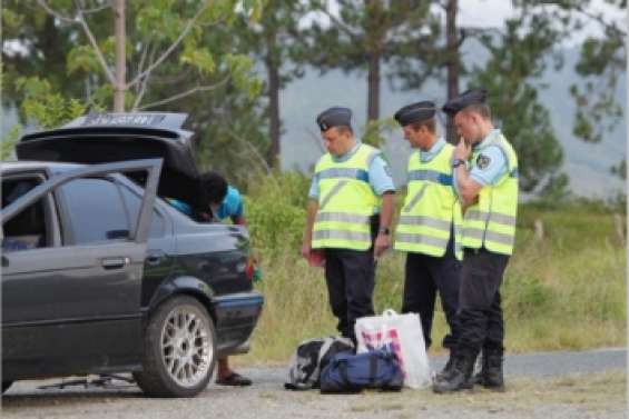 Des gendarmes au milieu des pinus