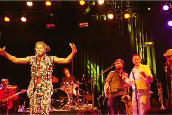 Tjibaou, sur scène et en coulisses