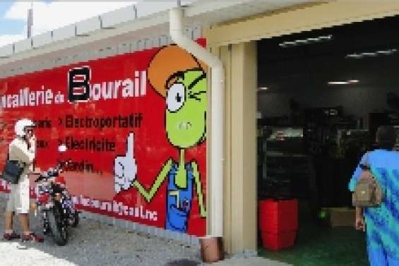 Une enseigne surfwear à Poé