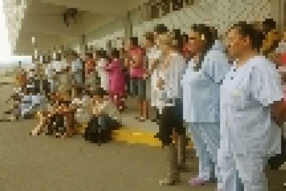 Trois cents agents débrayent au CHT