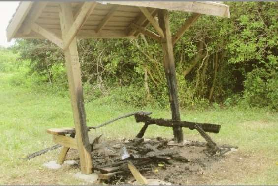 Une table brûlée à Pandop