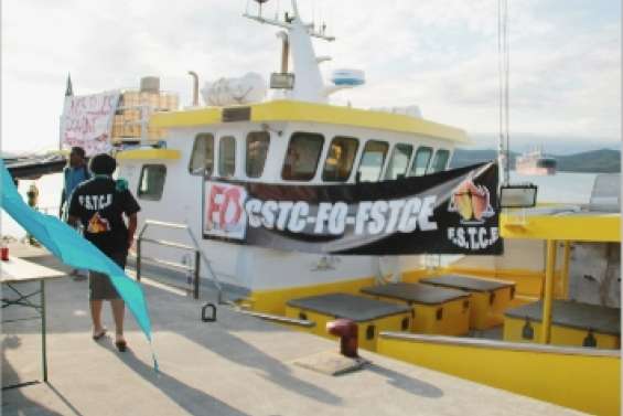 Un bateau de pêche bloqué à quai