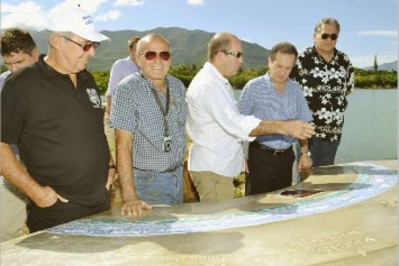 Tomo se tourne vers la mer