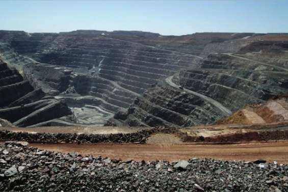 « Le dollar surévalué »