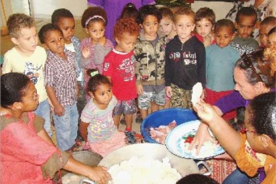 Les petits mettent la main à la pâte