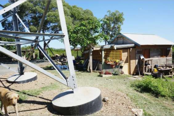 La cabane au pied du pylône