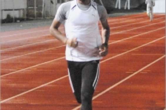 Adrien Kela arrive à point