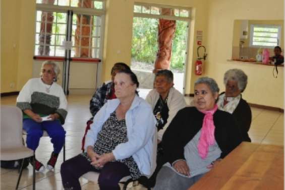 Les femmes  se serrent les coudes