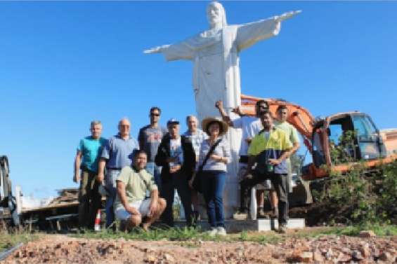 Le Christ rejoint la croix