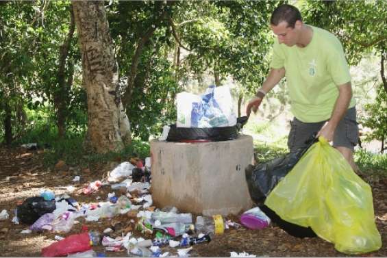 Une rivière de canettes