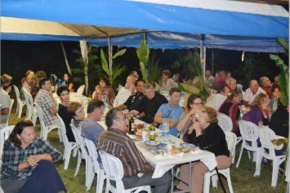 Fête entre voisins à Port Ouenghi
