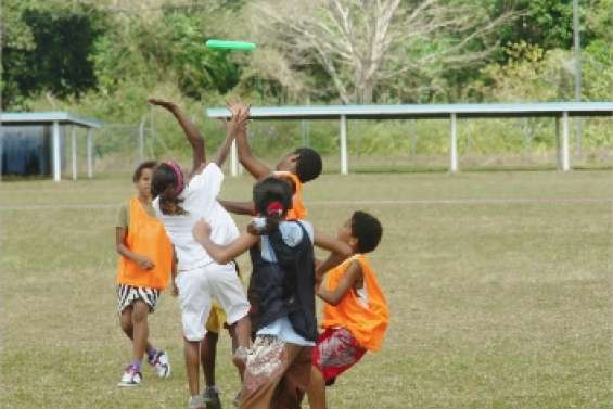 Frisbee et rugby à l'école