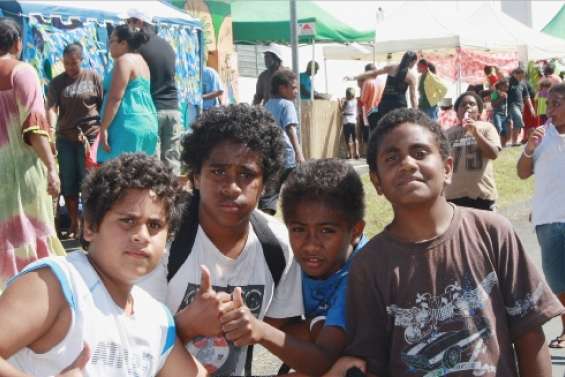 La rue fleurie de stands