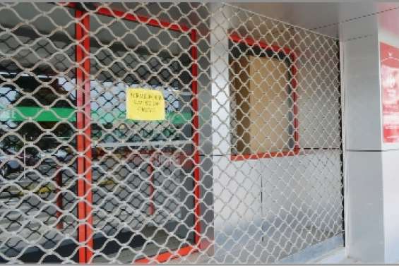 Des supermarchés aux rideaux baissés