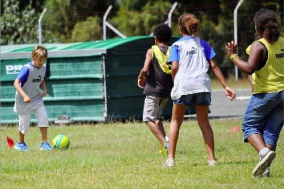 Les CM2 sur le terrain