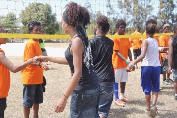 Trois cents jeunes à fond