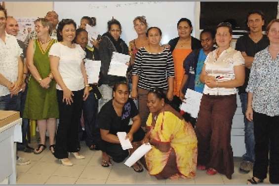 Ils passent  derrière la caisse