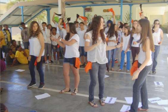 Médiateurs main dans la main