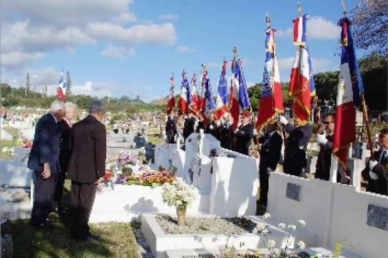 Réunis sur la tombe du souvenir