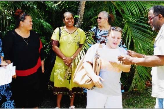 Huit nounous aux petits soins