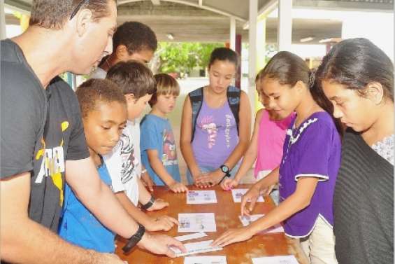 Le livre relie les élèves