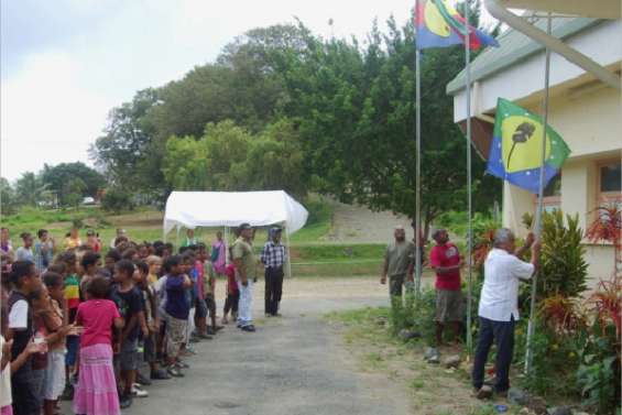 Un troisième drapeau levé